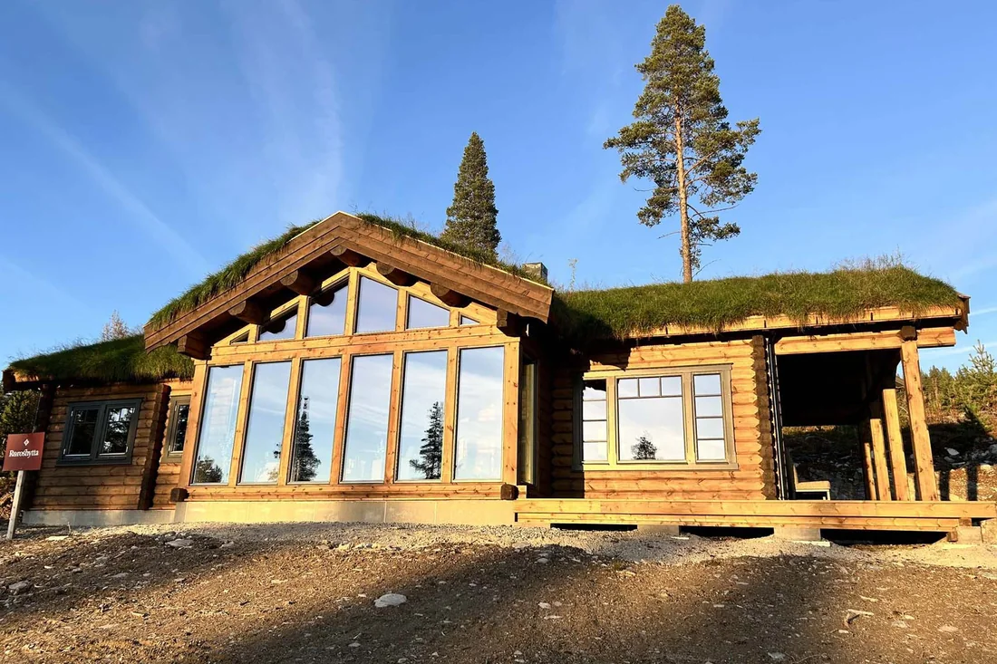 Røroshytta utvendig, en tømmerhytte med torvtak